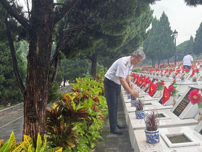 Lãnh đạo, công chức KTNN chuyên ngành Ia thắp hương tri ân, tưởng nhớ các Anh hùng liệt sĩ. Ảnh: Đức Trọng