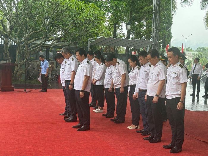 Các thành viên của Đoàn mặc niệm, tưởng nhớ các Anh hùng liệt sĩ. Ảnh: Đức Trọng