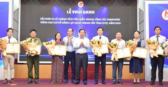 Lãnh đạo tỉnh Tây Ninh vinh danh các đơn vị có thành tích tiêu biểu trong công tác tham mưu nâng cao chỉ số năm lực cạnh tranh cấp tỉnh năm 2024.