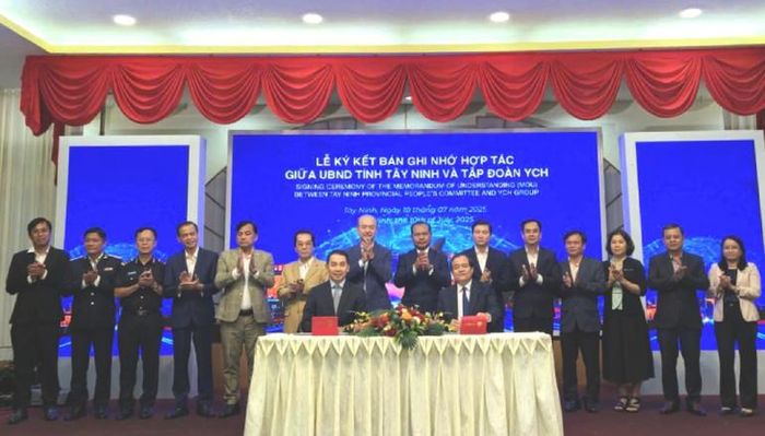 Lãnh đạo tỉnh Tây Ninh ký kết biên bản ghi nhớ hợp tác chiến lược phát triển logistics với Tập đoàn YCH (Singapore).