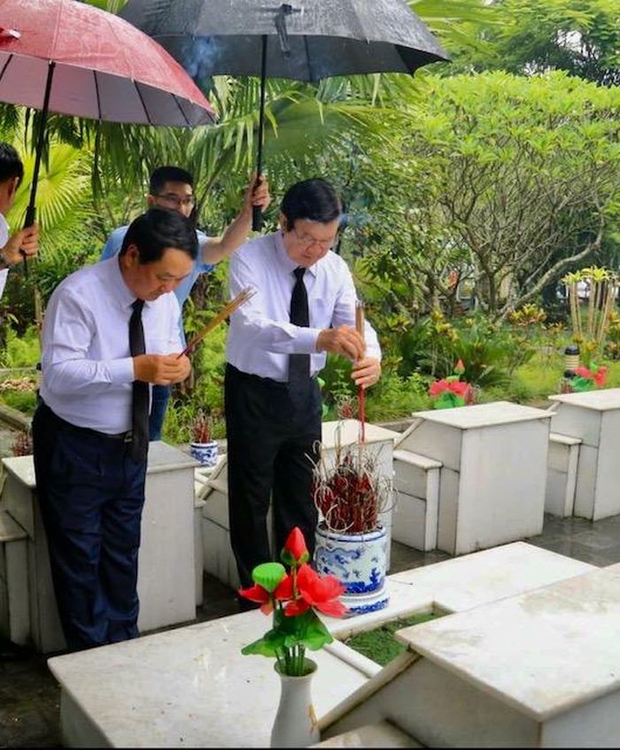 Nguyên Chủ tịch nước Trương Tấn Sang và Bí thư Tỉnh ủy Tuyên Quang Hầu A Lềnh viếng mộ liệt sĩ