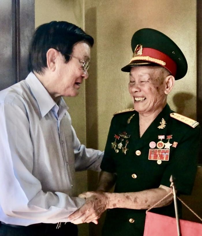 Nguyên Chủ tịch nước Trương Tấn Sang thăm hỏi Đại tá Nguyễn Lư, nguyên Sư trưởng Sư đoàn 3 Sao Vàng