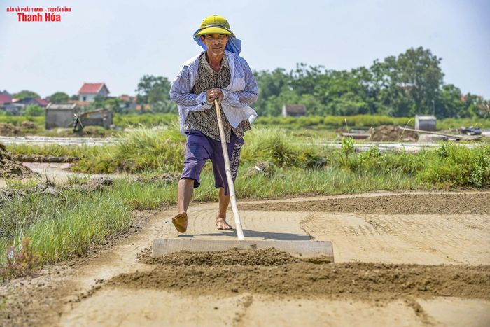 Muối ở đây được làm theo phương pháp truyền thống. Việc đầu tiên là làm đất nền, sau đó xúc đất vào dạt, tưới nước mặn từ bể vào sân phơi. Rồi phải ngâm cát vào nước biển, phơi cát và đem lọc qua nhiều lần.
