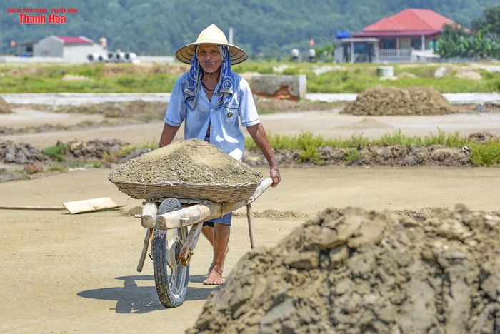 Ông Lê Văn Thuần, xã Hoa Lộc, một diêm dân có hơn 40 năm trong nghề của HTX Tam Hòa chia sẻ: “Nghề muối cực lắm, phải dậy từ sáng sớm, nắng to mới có muối. Còn trời mưa thì coi như trắng tay, công cào đất, công phơi nước biển mấy hôm cũng đổ sông đổ bể".