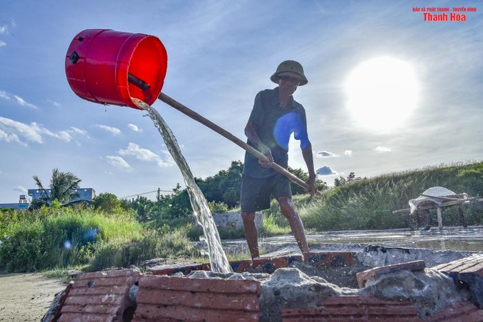 Ông Lê Văn Lộc, xã Hoa Lộc cho biết: "Thời gian làm muối thường bắt đầu từ tháng 2 đến tháng 8 (âm lịch). Mỗi ngày cứ hai người làm thì được 1 tạ muối. Có hôm nắng to quá, chân bị bỏng rộp vì dẫm phải nền muối nóng. Nhưng vẫn phải làm, vì không làm hôm nay thì ngày mai chẳng có cái ăn".