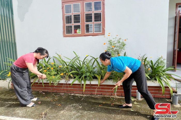 Phụ nữ thôn 3, xã Thuận Châu, chăm sóc vườn hoa gia đình.