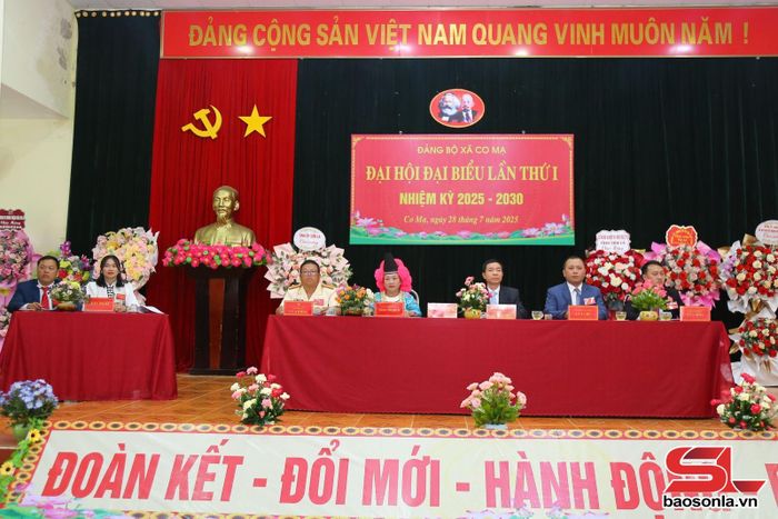 Đoàn chủ tịch và thư ký đại hội