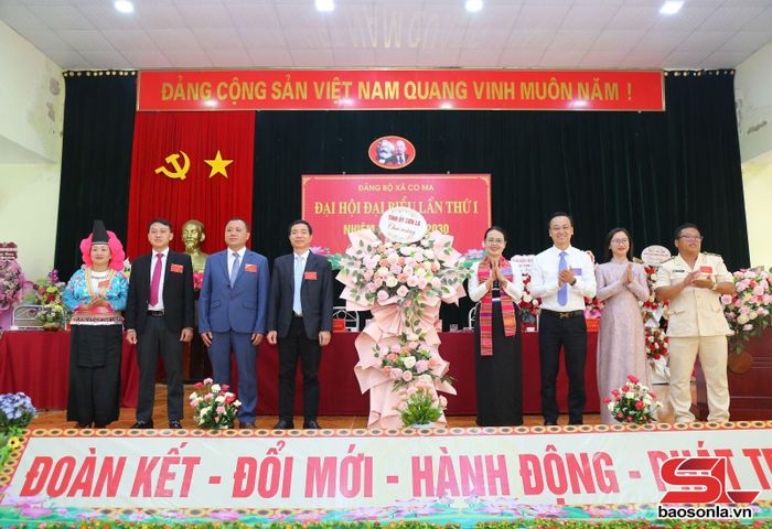 Đồng chí Đinh Thị Bích Thảo tặng hoa chúc mừng đại hội.
