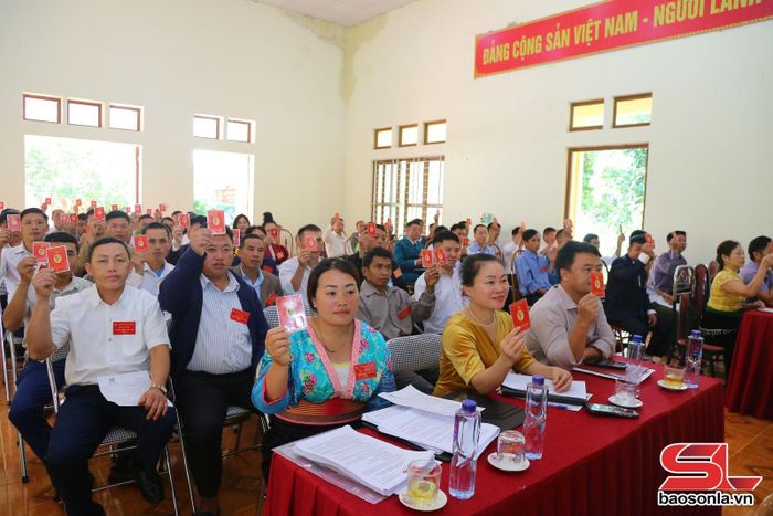 Đại biểu biểu quyết thông qua nghị quyết đại hội.
