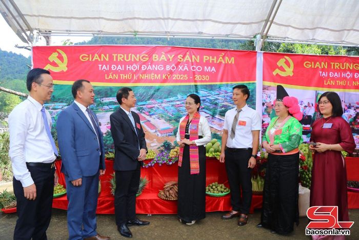 Các đại biểu trao đổi bên lề đại hội.