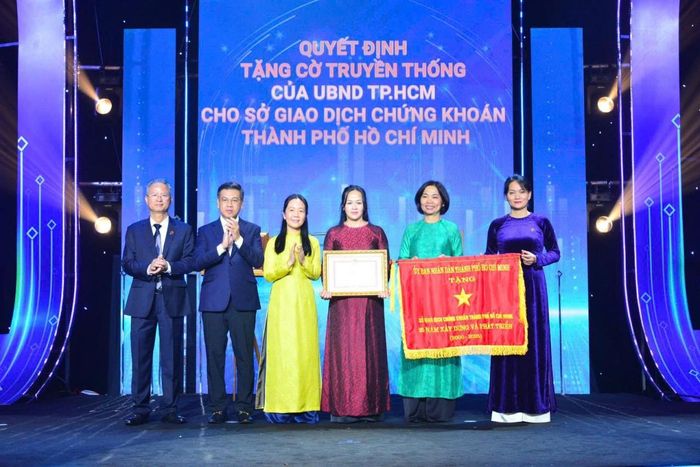 Đồng chí Nguyễn Văn Dũng – Phó Chủ tịch UBND TP. Hồ Chí Minh trao Cờ truyền thống và Bằng khen của Chủ tịch UBND TP. Hồ Chí Minh cho tập thể và các cá nhân Sở Giao dịch Chứng khoán TP. Hồ Chí Minh. Ảnh: HOSE.