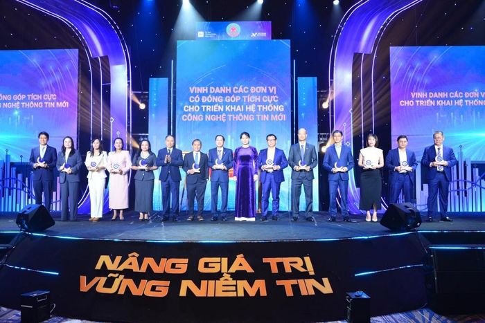 Ông Lương Hải Sinh - Chủ tịch Hội đồng thành viên Sở Giao dịch Chứng khoán Việt Nam; Bà Nguyễn Thị Việt Hà – Quyền Chủ tịch Sở Giao dịch Chứng khoán TP. Hồ Chí Minh trao Kỷ niệm chương tới đại diện lãnh đạo các doanh nghiệp.