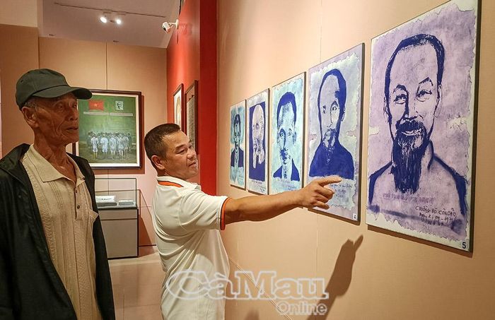 Du khách tìm hiểu bộ sưu tập chân dung Hồ Chủ tịch do tù nhân phác họa trong nhà tù Côn Ðảo, được trưng bày tại Bảo tàng Côn Ðảo.