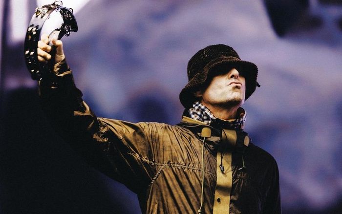 Liam Gallagher hát “Wonderwall”, lấy đi nước mắt của bao người
