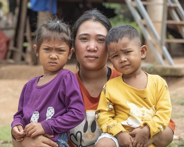  Chị Hồ Thị Cúc, vợ của Bí thư Chi đoàn bản Ka Ai Hồ Điền, sống trong ngôi nhà bằng ván áp, thay vì sử dụng gỗ rừng. Ảnh: Lê Văn Chương 