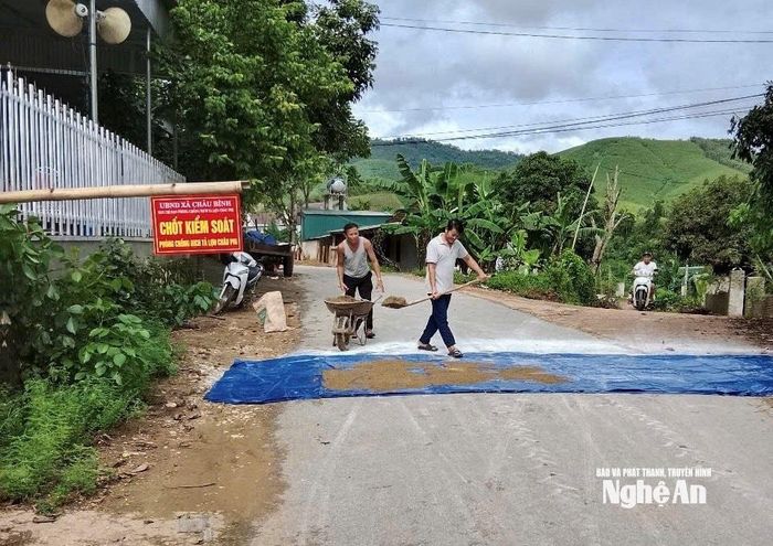 Trạm kiểm soát dịch tả lợn châu Phi được lập tại một tuyến giao thông chính trên địa bàn xã Châu Bình. Ảnh: Văn Trường.