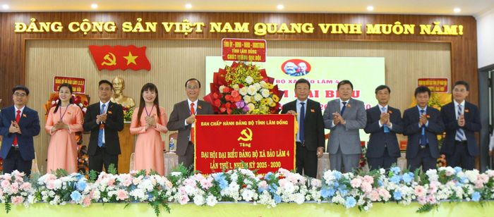 Thay mặt Tỉnh ủy, HĐND, UBND, Ủy ban MTTQ Việt Nam tỉnh, đồng chí Bùi Thắng, Phó Bí thư Tỉnh ủy tặng hoa chúc mừng Đại hội