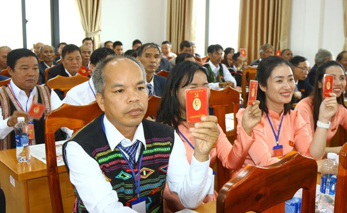Các đại biểu biểu quyết thông qua Nghị quyết Đại hội đại biểu Đảng bộ, xã nhiệm kỳ 2025 - 2030