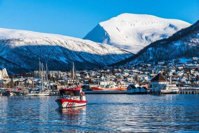 Vào mùa hè, nhiệt độ ở thành phố Tromsø chỉ tăng hơn một chút so với mùa đông.