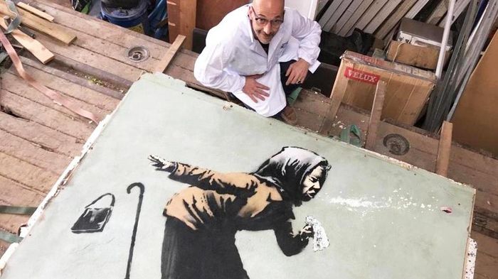 “The Migrant Child” hiện đang được phân tích và phục chế dưới sự giám sát của Federico Borgogni - người từng giám sát việc di dời bức tranh “Aachoo!” của Banksy