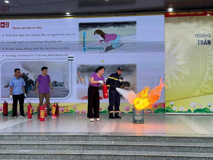  Giáo viên và học sinh nhà trường thực hành sử dụng các loại bình cứu hỏa phù hợp khống chế các điểm cháy, đám cháy nhỏ. 