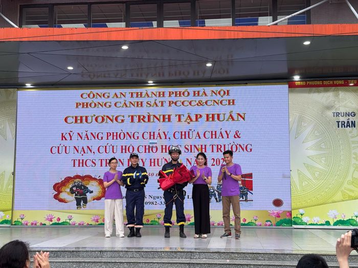  Buổi tập huấn là hoạt động thiết thực nhằm nâng cao nhận thức và kỹ năng phòng cháy, chữa cháy và cứu nạn, cứu hộ cho học sinh - một trong những nhóm đối tượng dễ bị tổn thương khi có sự cố xảy ra. Qua đó góp phần xây dựng môi trường học đường an toàn, chủ động và phòng ngừa hiệu quả các sự cố cháy nổ. 