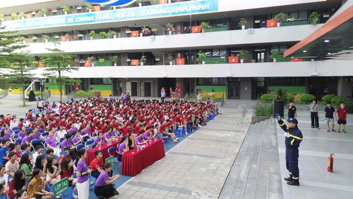  Kiến thức, kỹ năng về phòng cháy, chữa cháy và cứu nạn, cứu hộ rất cần thiết cho các em học sinh. Buổi tập huyến, tuyên truyền thu hút được sự quan tâm của cả học sinh và giáo viên nhà trường. 