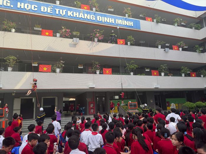  Những tình huống giả định rất cần thiết cho các em học sinh. Công tác chuẩn bị và triển khai được diễn ra chuyên nghiệp, bảo đảm tuyệt đối an toàn cho các em học sinh. 