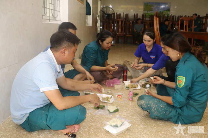  Nữ dân quân, đoàn viên thanh niên xã Yên Na mang theo cơm trưa để giúp xã Tương Dương khắc phục hậu quả mưa lũ. 