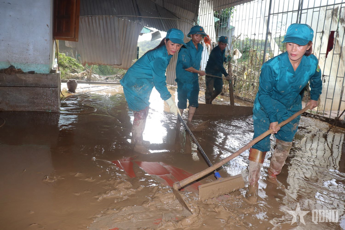 Nữ dân quân xã Tam Thái giúp đồng bào vệ sinh nhà cửa. 