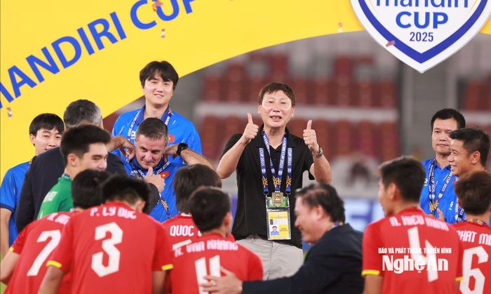 Niềm vui của thầy trò HLV Kim Sang-sik. Ảnh: Hải Hoàng