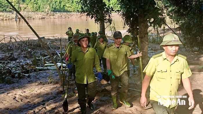 Những ngày này, lực lượng Kiểm lâm Nghệ An đang có mặt tại xã Mỹ Lý (huyện Kỳ Sơn cũ) hỗ trợ người dân khắc phục hậu quả sau lũ. Ảnh: PV