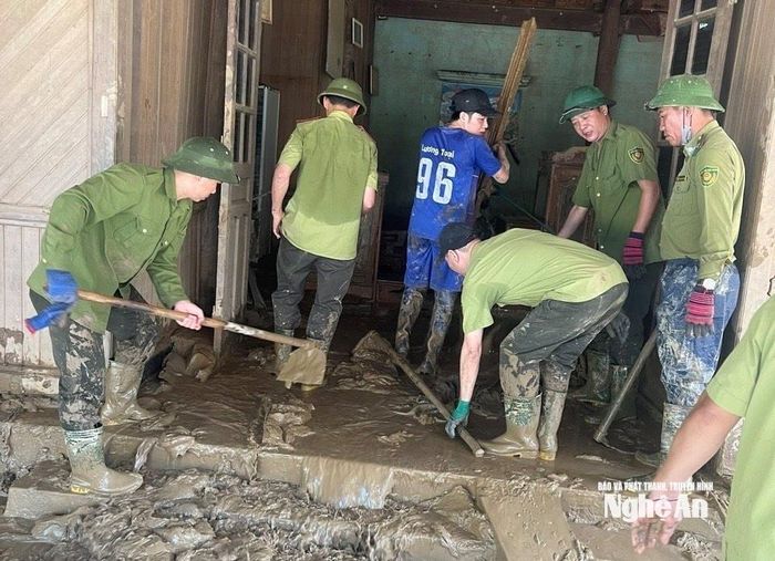 Đại diện Chi cục Kiểm lâm Nghệ An cho biết, từ ngày 28/7, đơn vị đã huy động 80 cán bộ lên hỗ trợ người dân tại xã Mỹ Lý và Tương Dương khắc phục hậu quả sau lũ. Lực lượng Kiểm lâm chủ động mang theo lương thực, thực phẩm cùng các dụng cụ như cuốc, xẻng, máy phát điện, máy bơm để tham gia dọn dẹp bùn đất, vệ sinh nhà cửa cho người dân. Theo kế hoạch, Chi cục sẽ tổ chức luân phiên cán bộ, duy trì hỗ trợ tại hiện trường cho đến khi hoàn tất công tác khắc phục hậu quả thiên tai. Ảnh: PV