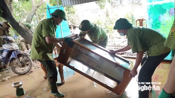 Tích cực hỗ trợ người dân xã Tương Dương khắc phục hậu quả sau lũ. Ảnh: PV