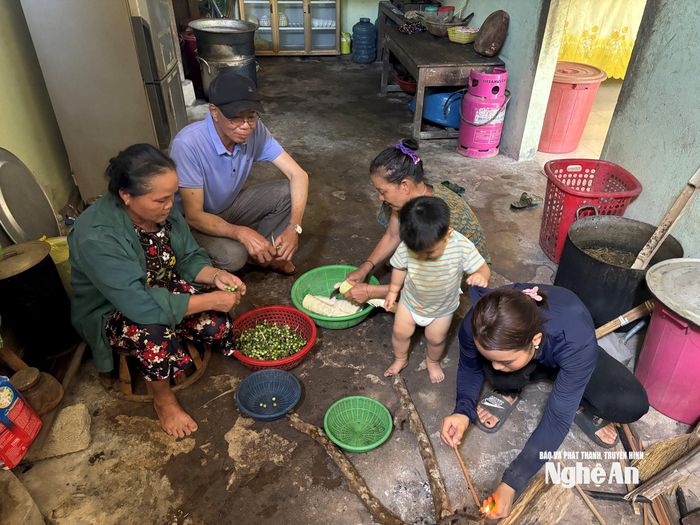 Các gia đình cùng nhau thổi cơm chung. Ảnh: Ngân Hạnh