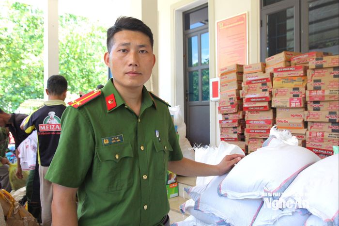Trung úy Và Bá Vì hỗ trợ bà con phân phối hàng cứu trợ. Ảnh: Ngân Hạnh