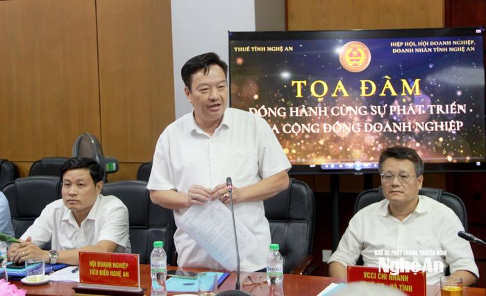 Ông Trần Anh Sơn - Chủ tịch Hội Doanh nghiệp tiêu biểu tỉnh Nghệ An phát biểu ý kiến tại tọa đàm. Ảnh: Quang An