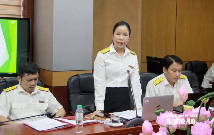 Cán bộ Thuế tỉnh Nghệ An phổ biến các chính sách thuế mới cho doanh nghiệp. Ảnh: Quang An