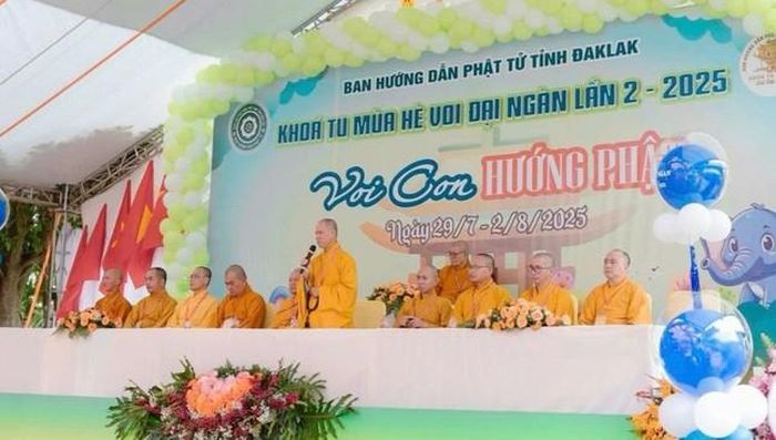 Thượng tọa Thích Nguyên Minh sách tấn khóa sinh