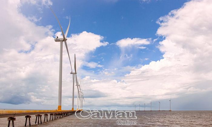 Với 26 tua-bin, công trình điện gió tại xã Đông Hải đã góp phần phòng, chống sạt lở khu vực ven biển, đảm bảo tình hình an ninh trật tự, an toàn xã hội tại địa phương.