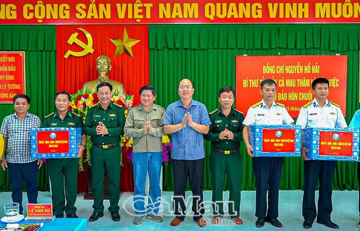 Bí thư Tỉnh ủy Nguyễn Hồ Hải trao quà động viên cán bộ, chiến sĩ và người dân trên đảo Hòn Chuối.
