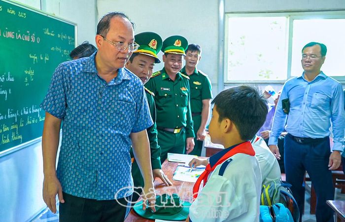 Bí thư Tỉnh ủy Nguyễn Hồ Hải thăm lớp học tình thương trên đảo Hòn Chuối, nơi những thầy giáo mang quân hàm xanh ngày ngày gieo chữ, ươm mầm tri thức cho trẻ nhỏ nơi đảo xa.