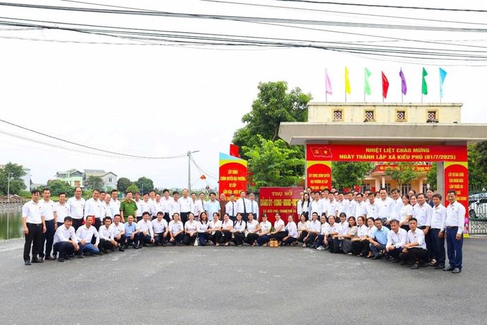 Khí thế tưng bừng, niềm vui của cán bộ trong ngày ra mắt xã mới có tên Kiều Phú