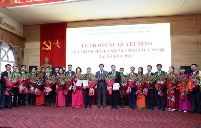 Trao các quyết định của TP Hà Nội về công tác cán bộ tại xã Kiều Phú