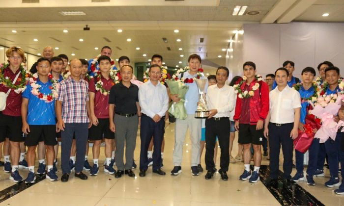 HLV Kim Sang Sik và cầu thủ U23 Việt Nam được chào đón nồng nhiệt khi về đến sân bay Nội Bài khuya ngày 30/7.Ảnh: VFF