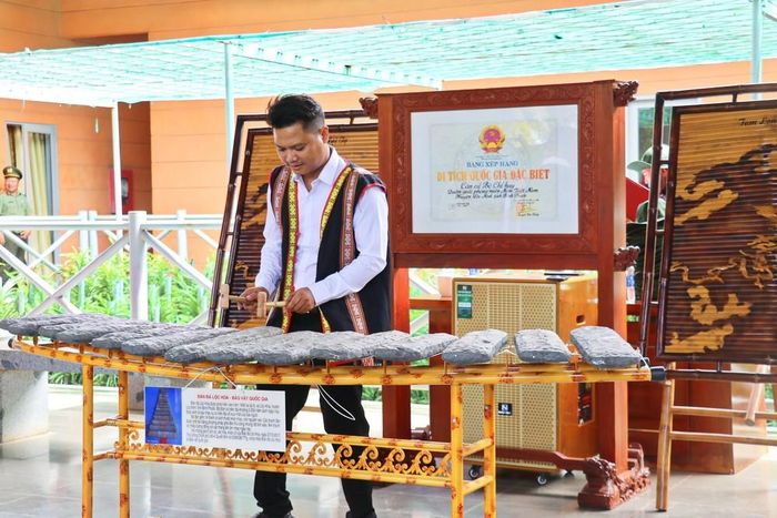 Biểu diễn đàn đá tại Căn cứ Bộ Chỉ huy quân sự giải phóng miền Nam Việt Nam (Lộc Ninh, Bình Phước cũ). Ảnh: Nhật Bình – TTXVN