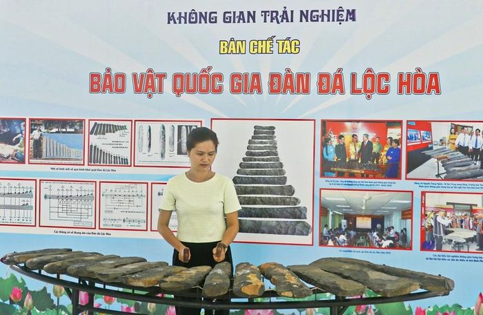 Khách du lịch trải nghiệm đánh đàn đá tại Không gian trưng bày văn hóa Bình Phước (Bảo tàng tỉnh Đồng Nai). Ảnh: Nhật Bình – TTXVN