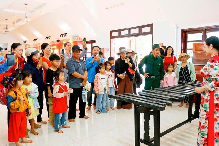 Khách du lịch thưởng thức biểu diễn đánh đàn đá tại Khu Bảo tồn Văn hóa dân tộc S’tiêng sóc Bom Bo (xã Bom Bo, tỉnh Đồng Nai). Ảnh: Nhật Bình – TTXVN