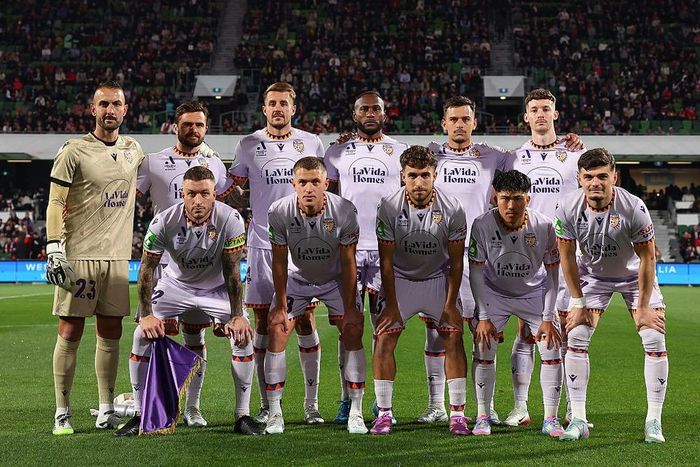 Khoa Ngô (hàng dưới, thứ 2 từ phải sang) góp mặt trong đội hình xuất phát của Perth Glory