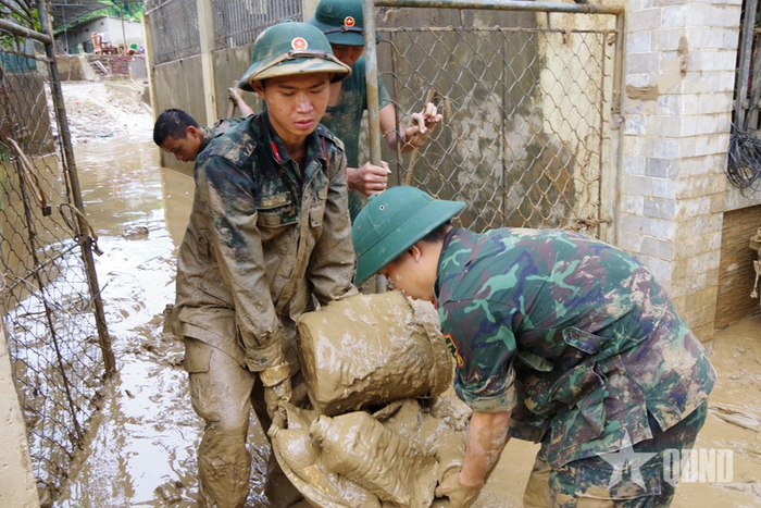 Giúp từng gia đình chuyển các vật dụng hư hỏng ra ngoài.